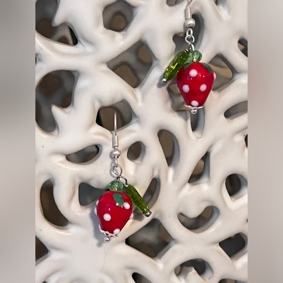 Lampwork glass strawberry beads handmade earrings - Picture 4 of 8